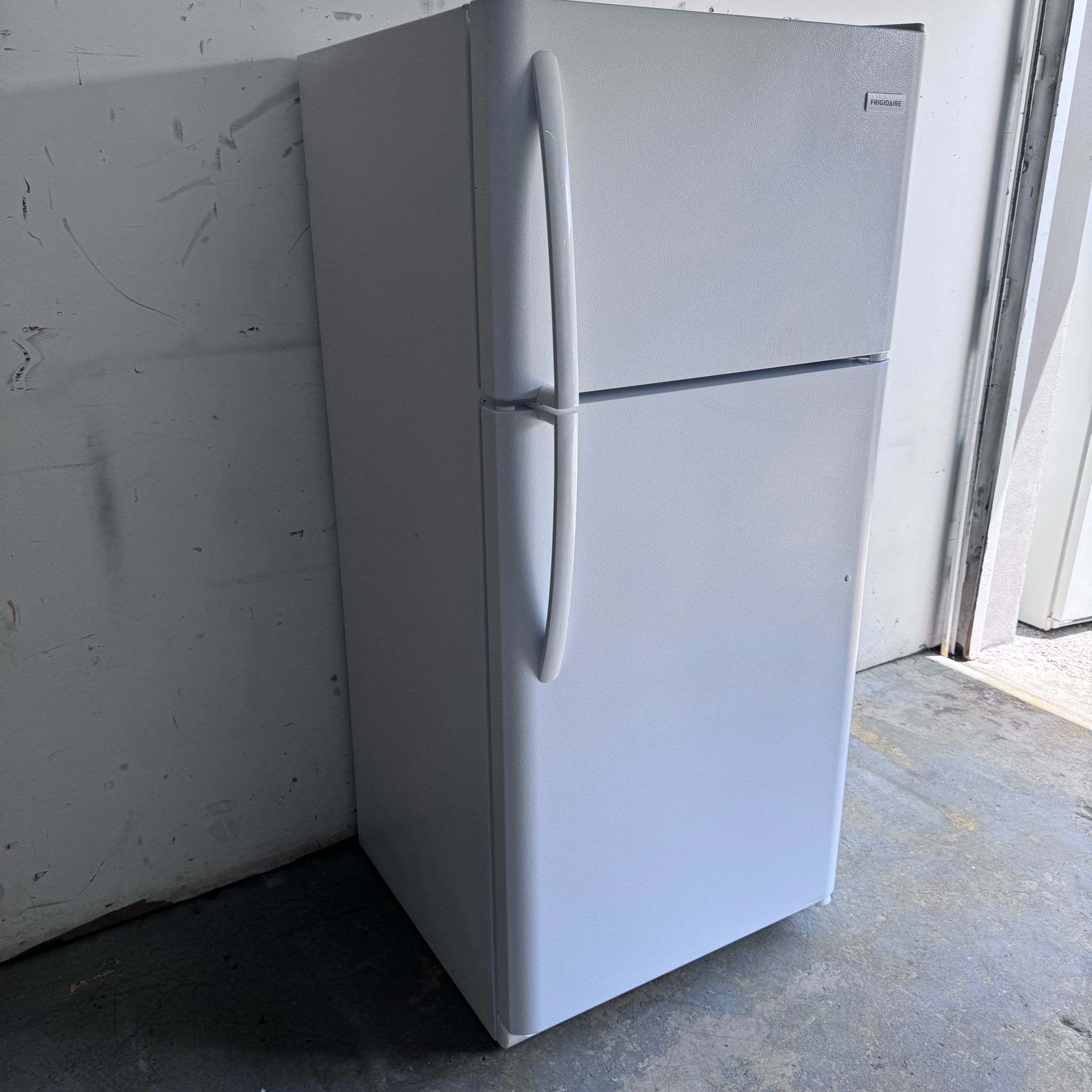 Frigidaire Top and Bottom Refrigerator with Ice maker Frigidaire Top and Bottom Refrigerator with Ice maker